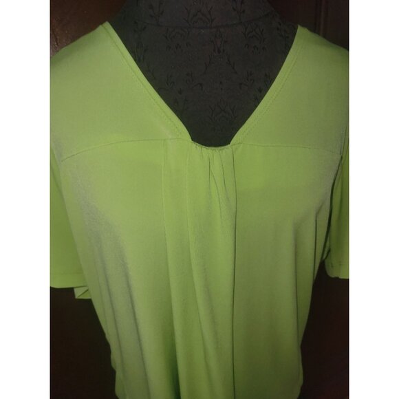 Susan Graver Lime Green Short Sleeve V-Neck Blouse 1X Lightweight Womens Top - Picture 2 of 7